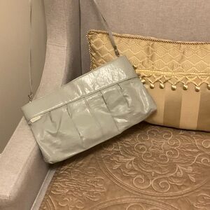 NITE LITES SHOULDER BAG/CLUTCH BY HOLIDAY FAIR. LIGHT GRAY FAUX LEATHER.
